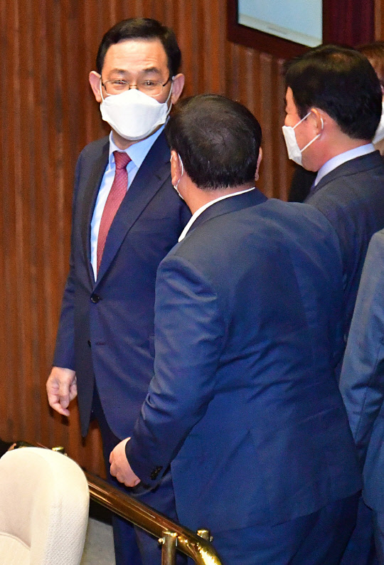 주호영 통합당 원내대표와 김태년 민주당 원내대표가 1일 국회 본회의장에서 대화하고 있다.   연합뉴스